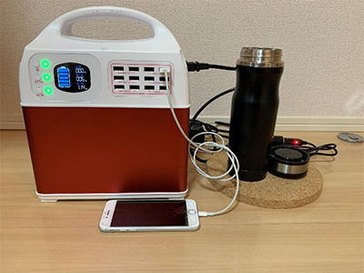 携帯電話の充電と省電力の車載用電気ケトルの使用